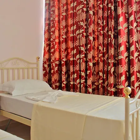 Risus Hotel *